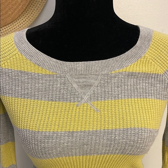 American Eagle Outfitters | Yellow and Gray Striped Crew Neck Sweater Size XS - Picture 3 of 6